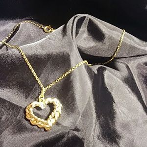 Gold tone. Heart necklace